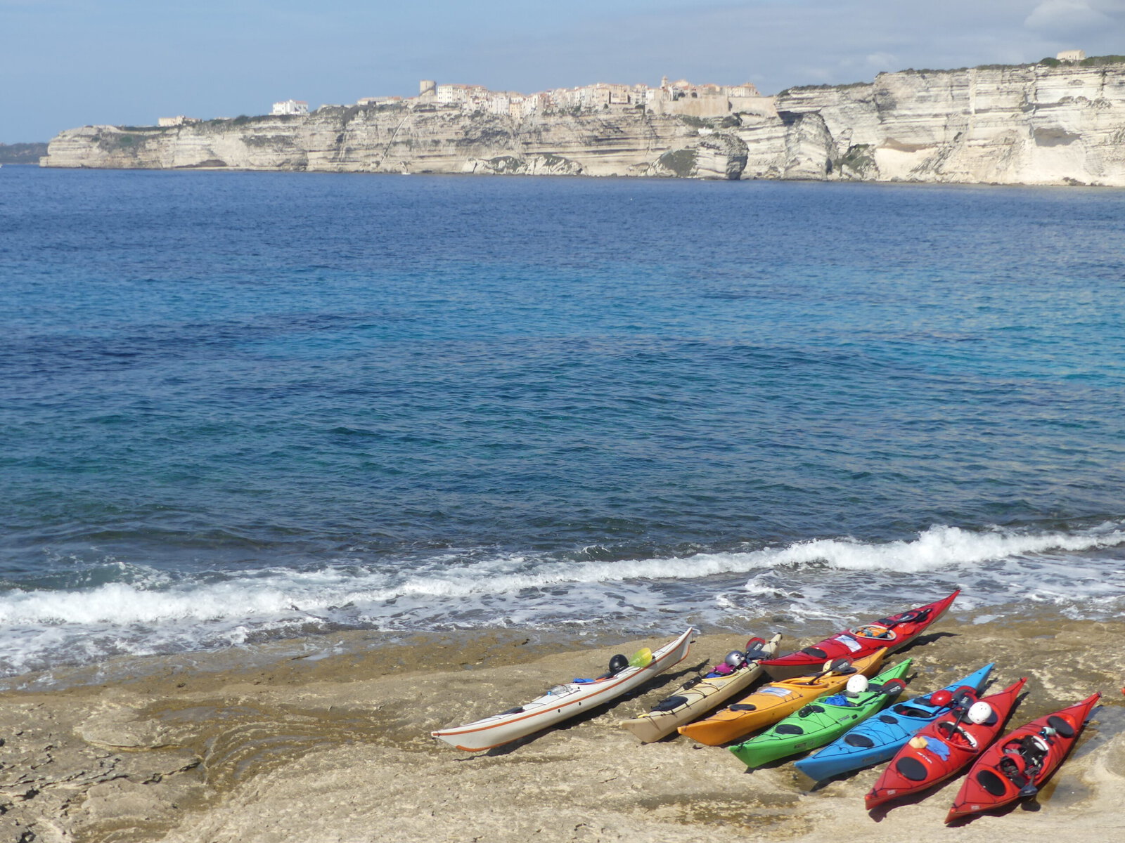 Morning break from seakayaking in bonifacio. Pause matin pour les kayak de mer à bonifacio