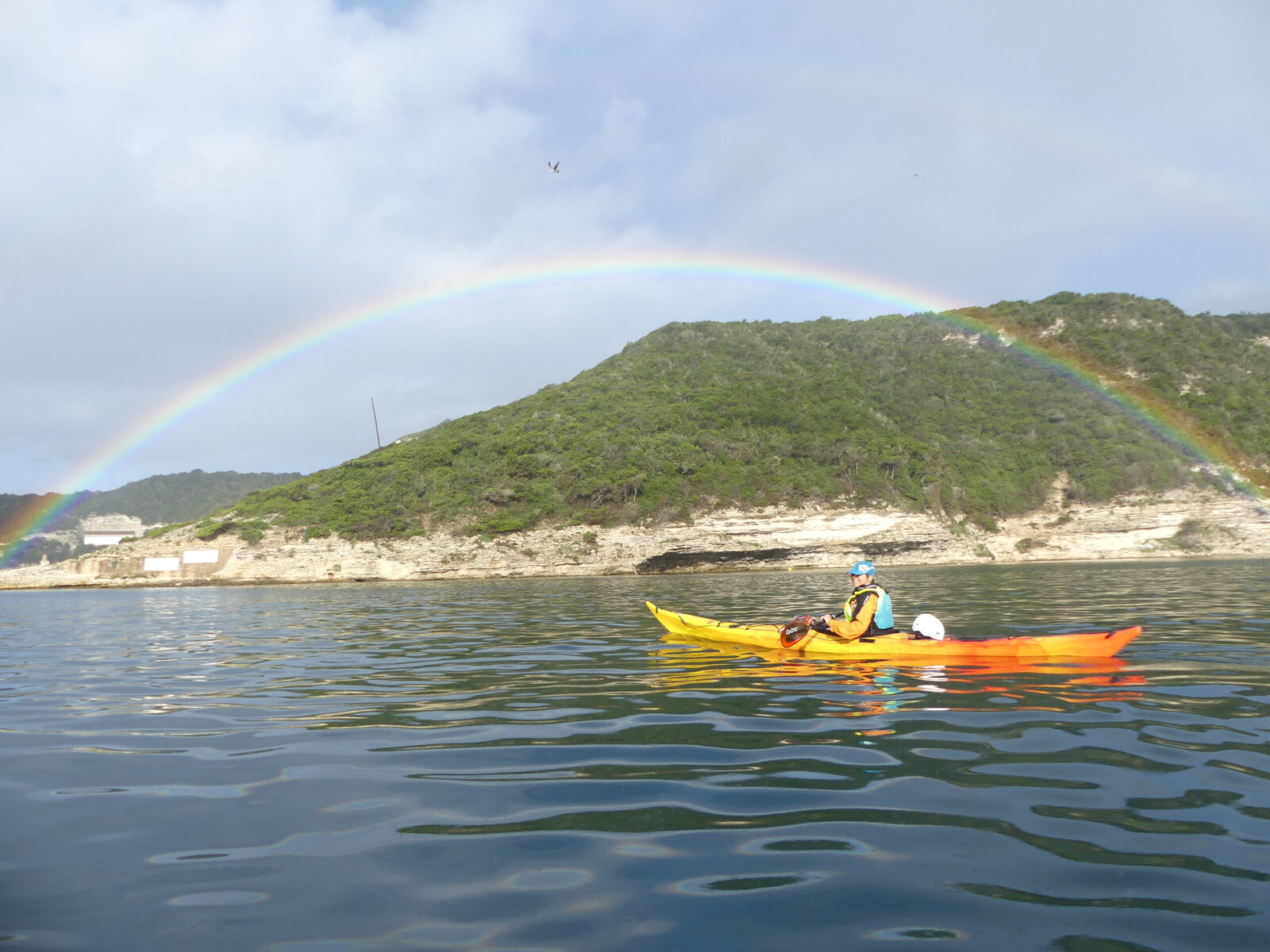 Elaine surrounding by a corsican rainbow.Elaine pagaie entouré d'un arc-en-ciel