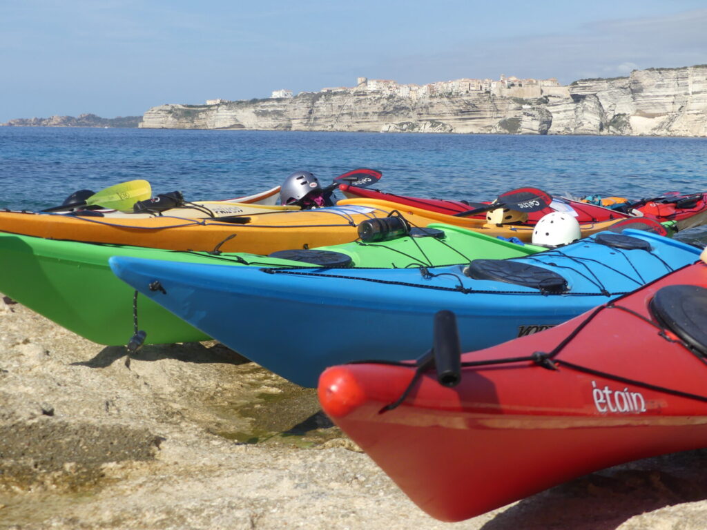 Top quality seakayaking gear with full carbon celtics and werner paddle, Niggel dennis, Valley, Tiderace, P&H seakayak. PFd and spraydeck are from Hiko. Vue des équipements de haute qualité avec des kayaks de mer anglais à dérive et des pagaies carbones